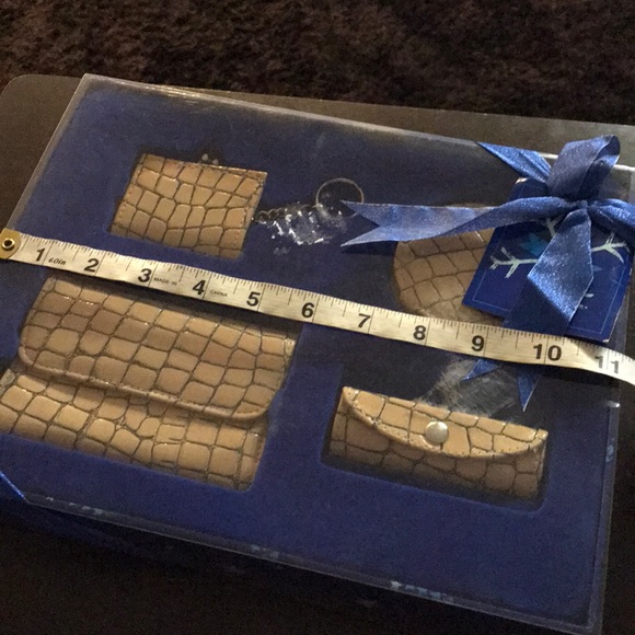 New set of trifold wallet, lipstick case & more - Picture 8 of 8